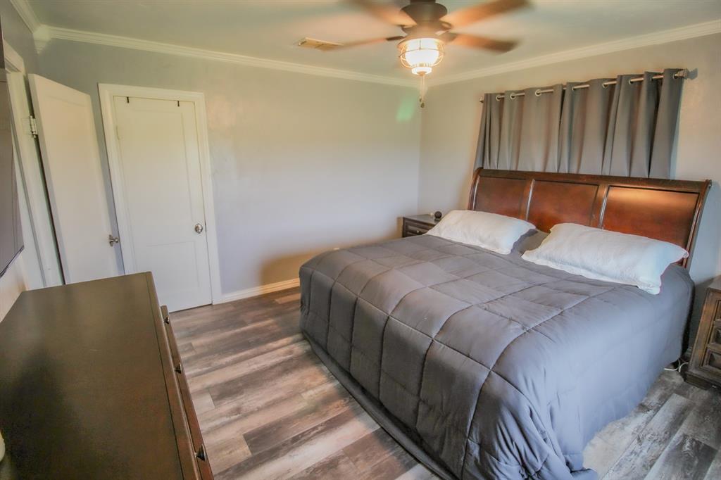 3061 Turkey Creek Road Sunset, TX 76270 - Photo 26 of 38 a bedroom with a bed and a walk in closet