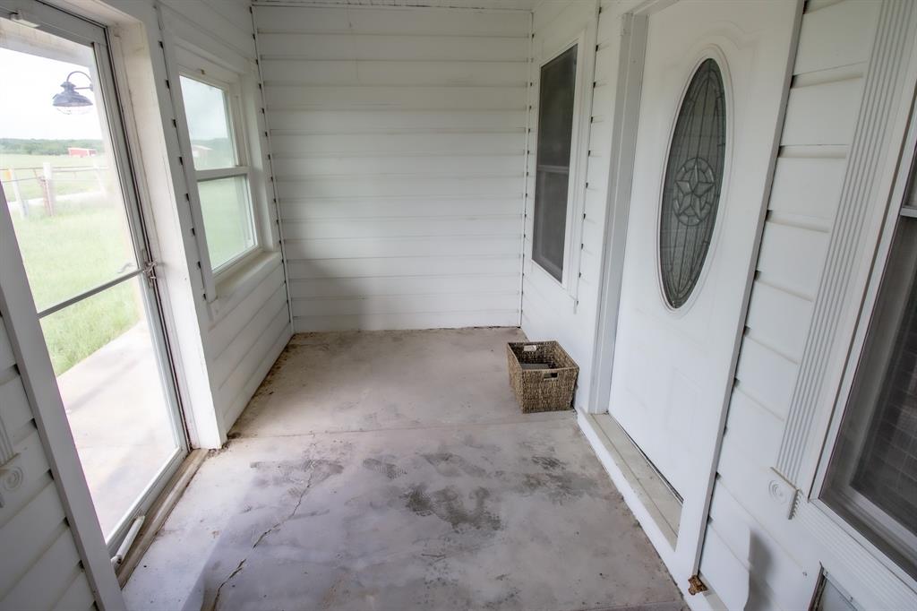 3061 Turkey Creek Road Sunset, TX 76270 - Photo 28 of 38 a view of entryway with a small tub