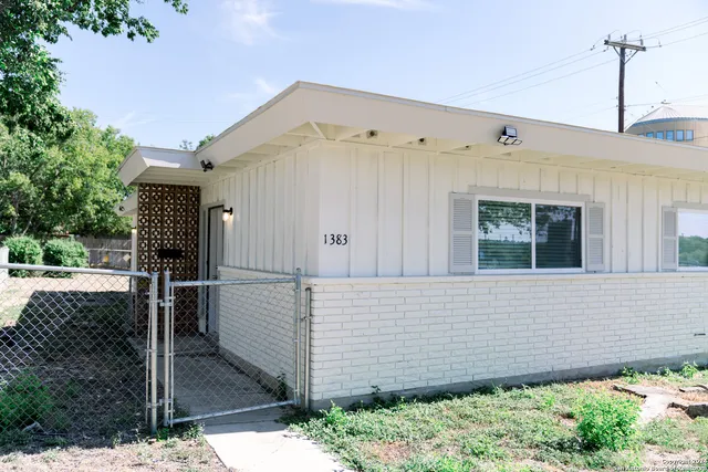 a view of a house with a backyard