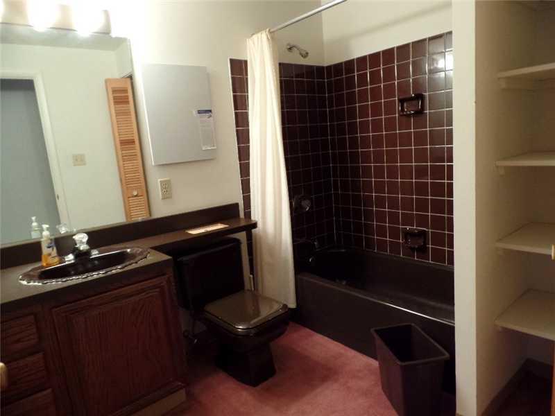 750 Washington Road, Unit 804 Mt. Lebanon, PA 15228 - Photo 11 of 17 Master Bath/Spa.