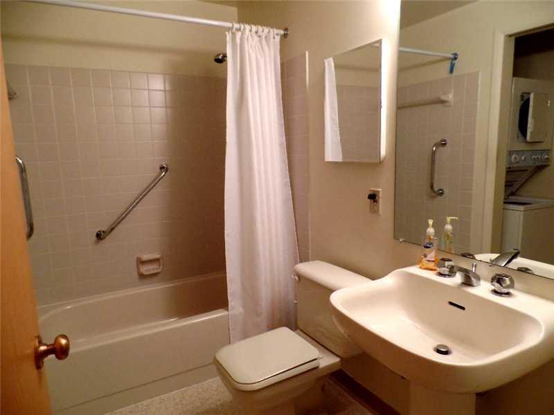 750 Washington Road, Unit 804 Mt. Lebanon, PA 15228 - Photo 15 of 17 Full Bath.