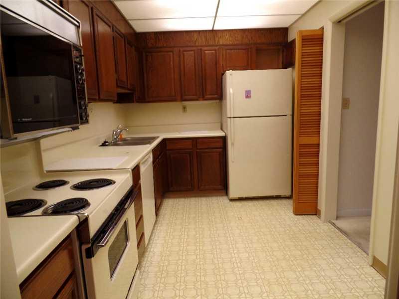 750 Washington Road, Unit 804 Mt. Lebanon, PA 15228 - Photo 8 of 17 Kitchen.