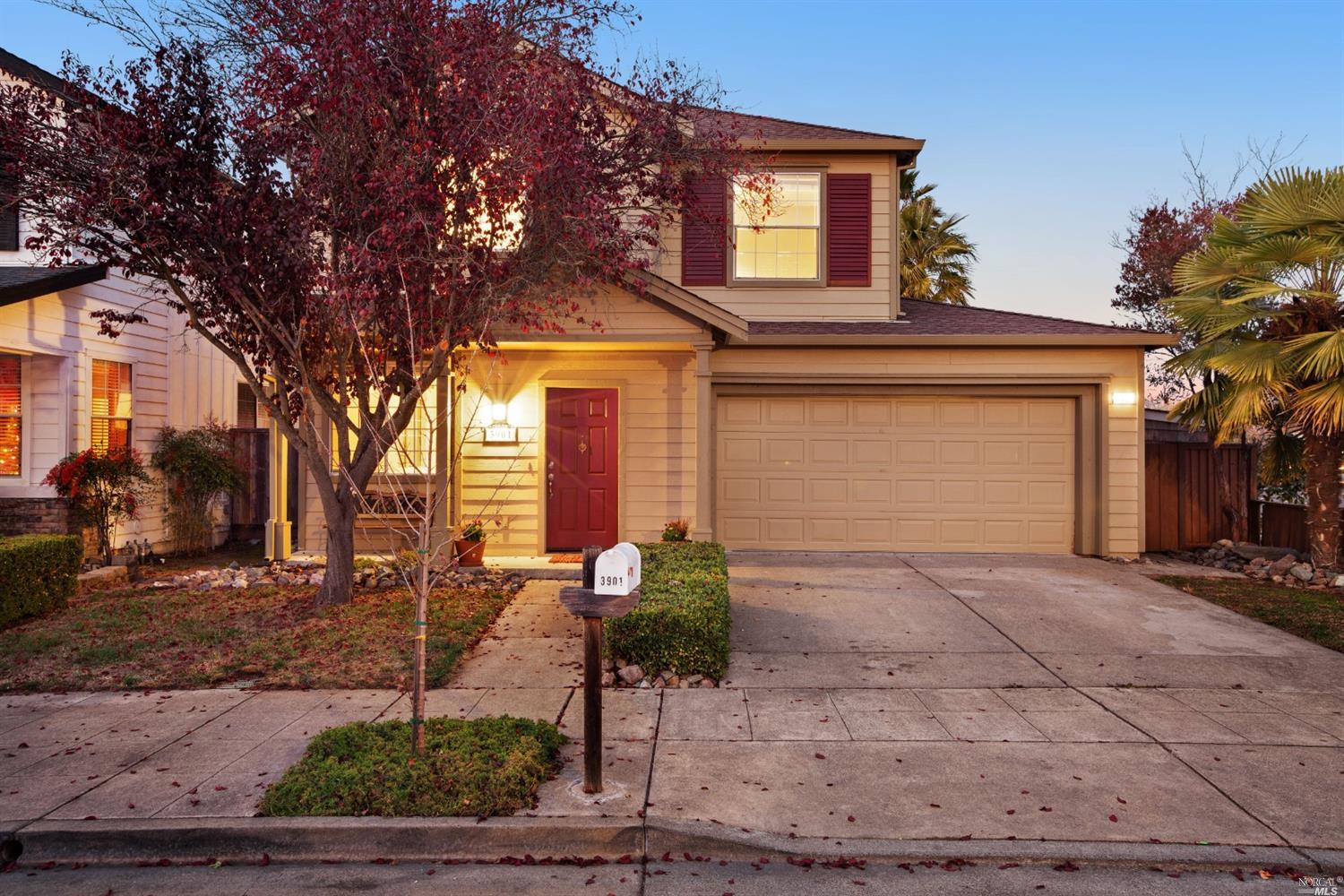 Contemporary 1999 built home in Courtside Village with 3 bedroom PLUS LOFT, 2.5 bath, 1884 sq.ft of living space on a desirable corner lot, ready to move right in!