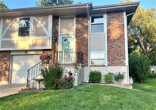 $275,000 | 8507 Grandview Avenue, Overland Park, KS 66212