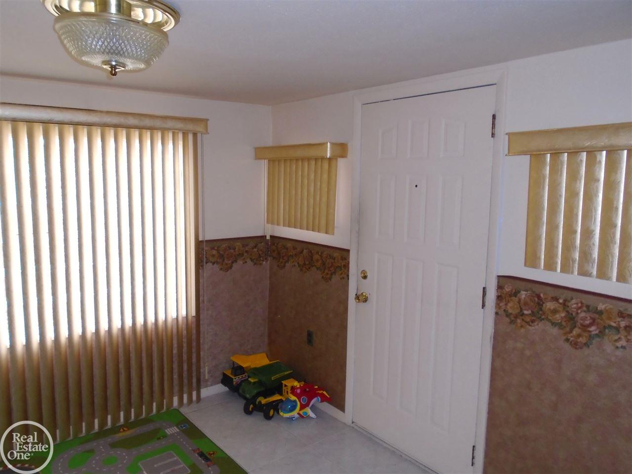 24921 Roxana Avenue Eastpointe, MI 48021 - Photo 14 of 29 31377681-13.JPG
