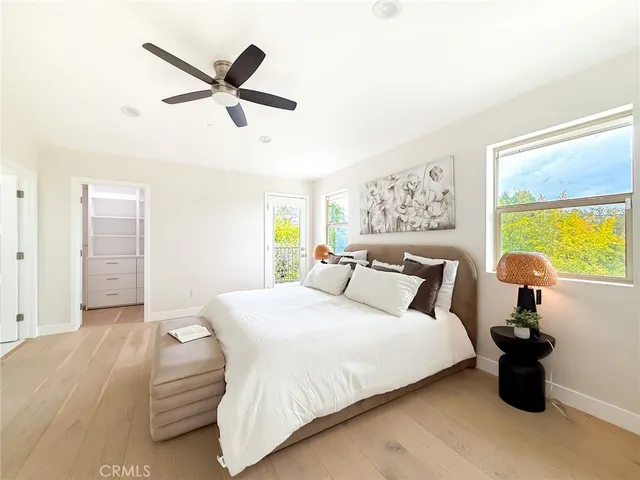 a view of an house with backyard and garden