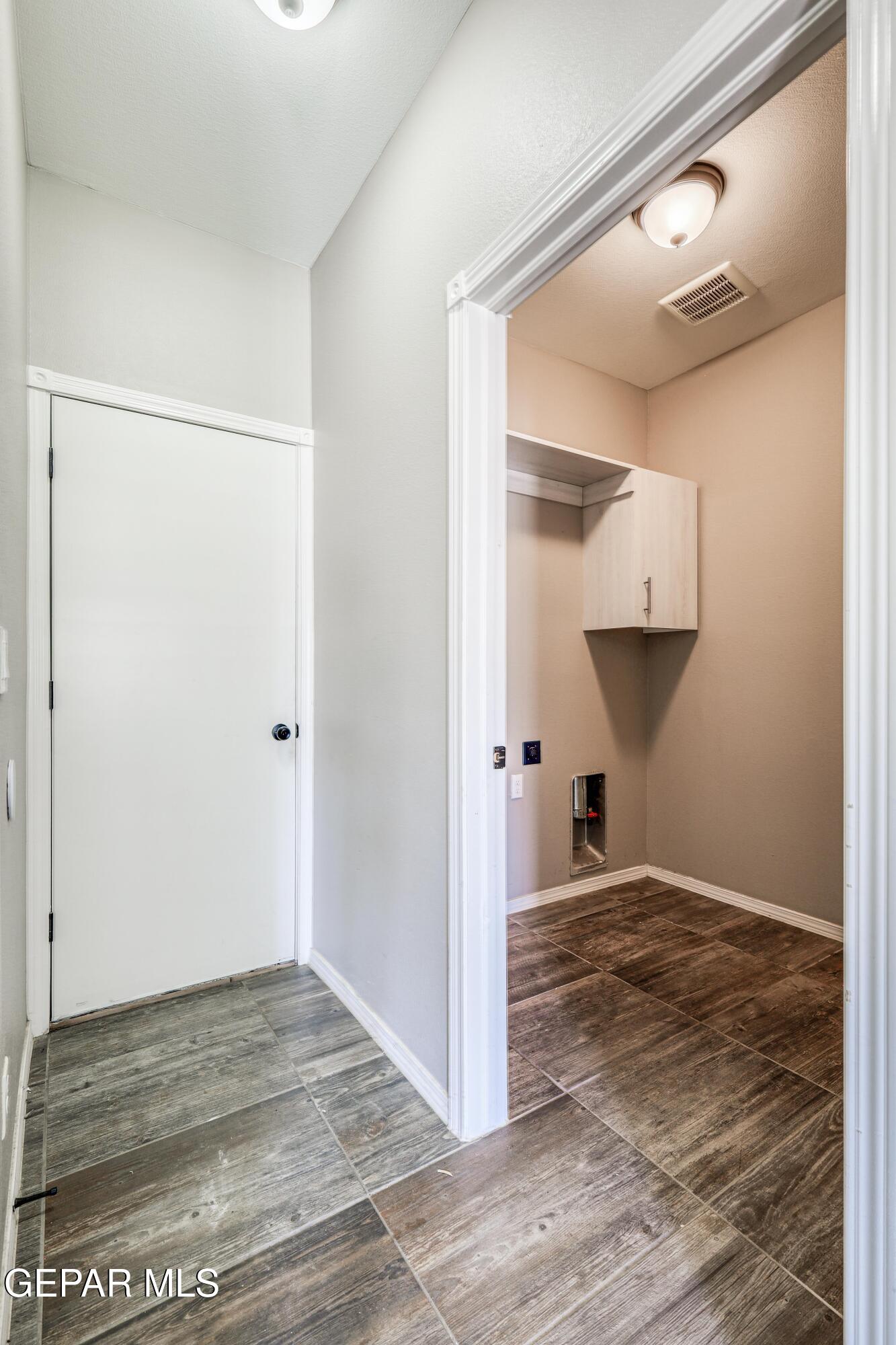 964 Penrith Street El Paso, TX 79928 - Photo 25 of 62 a view of a walk in closet