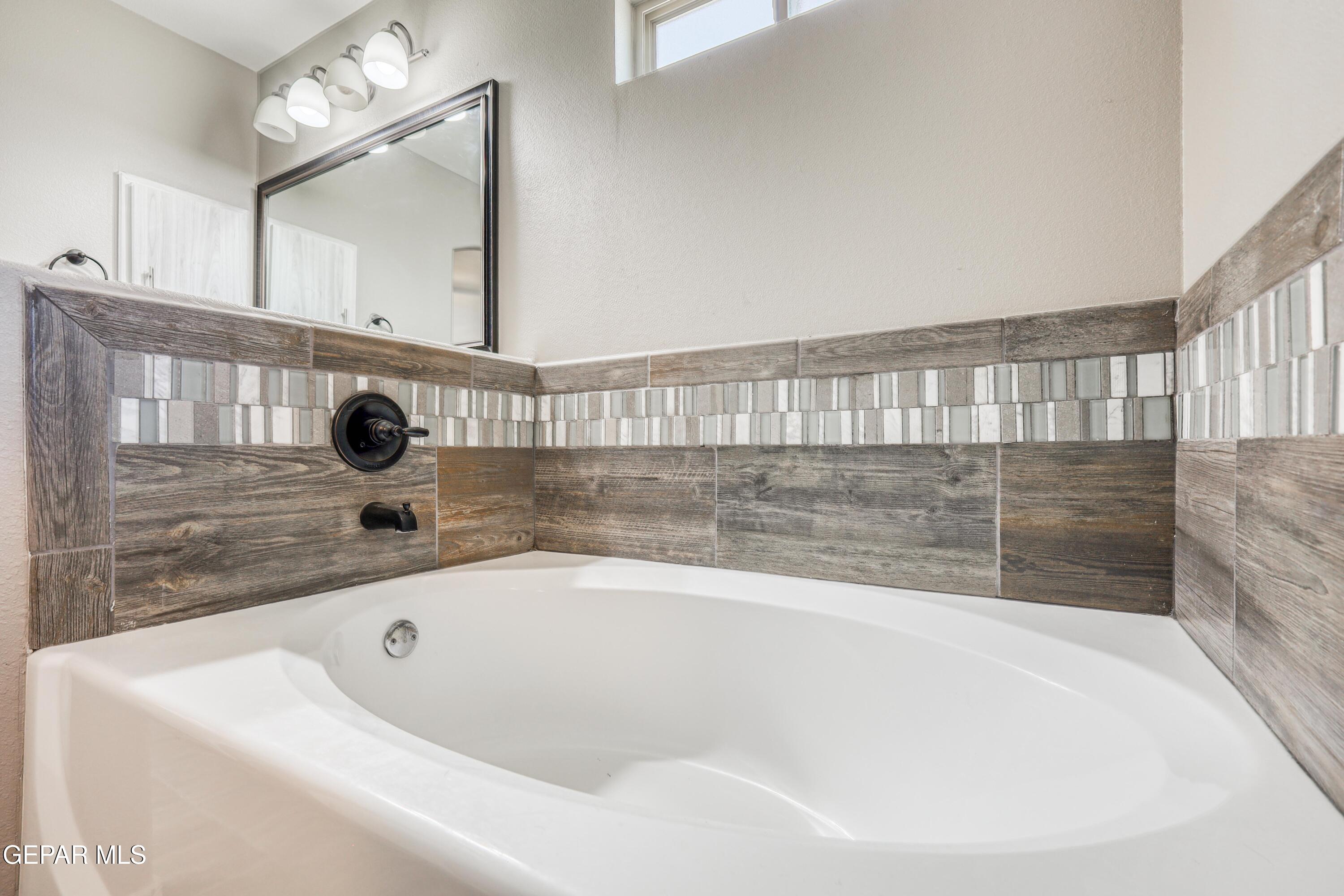 964 Penrith Street El Paso, TX 79928 - Photo 43 of 62 a bathroom with a bathtub