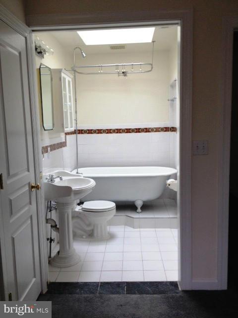 410 Ridge Street Northwest Washington, DC 20001 - Photo 8 of 10 Bath (Master)