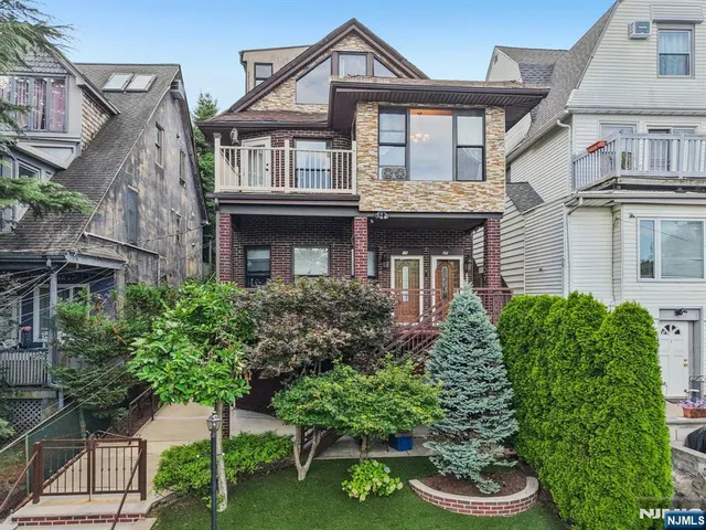 $1,480,000 | 32 Hudson Terrace, Edgewater, NJ 07020