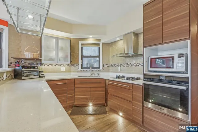 $1,480,000 | 32 Hudson Terrace, Edgewater, NJ 07020