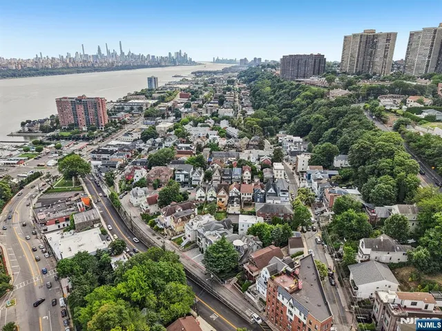 $1,480,000 | 32 Hudson Terrace, Edgewater, NJ 07020