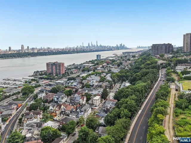 $1,480,000 | 32 Hudson Terrace, Edgewater, NJ 07020