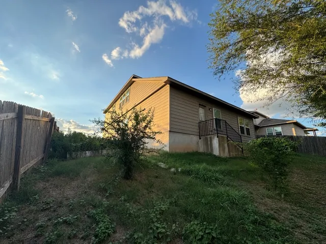 $2,000 | 117 Kemah Lane, Kyle, TX 78640