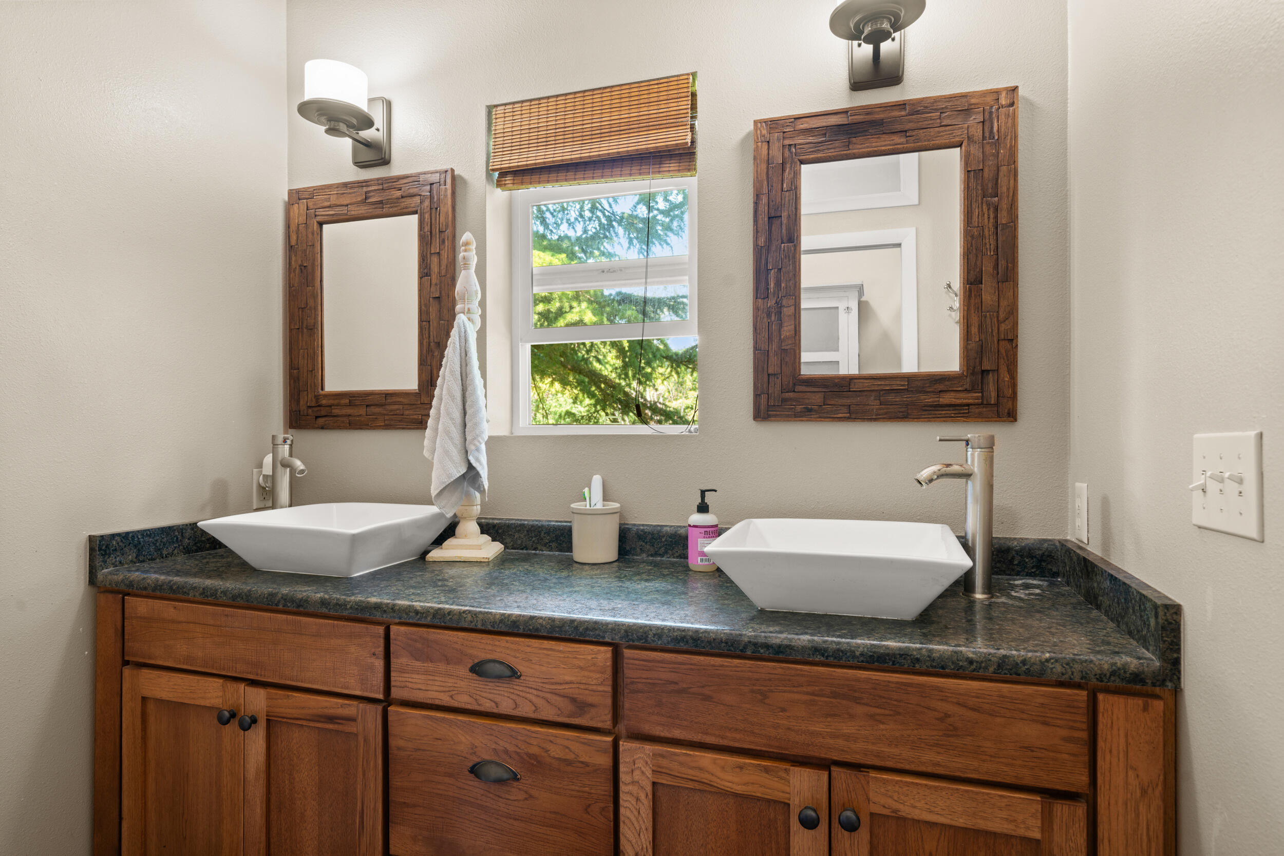 2835 Sundown Road Medford, OR 97501 - Photo 41 of 61 Primary bath