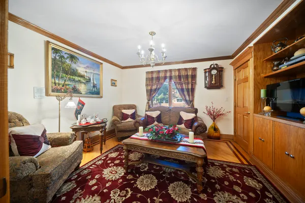 $1,095,000 | 300 North Bradley Road, Libertyville, IL 60048