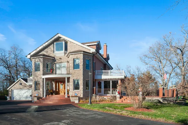 $1,095,000 | 300 North Bradley Road, Libertyville, IL 60048