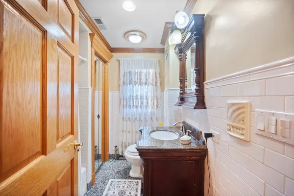 $1,095,000 | 300 North Bradley Road, Libertyville, IL 60048