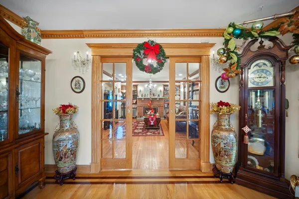 $1,095,000 | 300 North Bradley Road, Libertyville, IL 60048