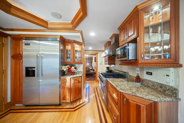 $1,095,000 | 300 North Bradley Road, Libertyville, IL 60048