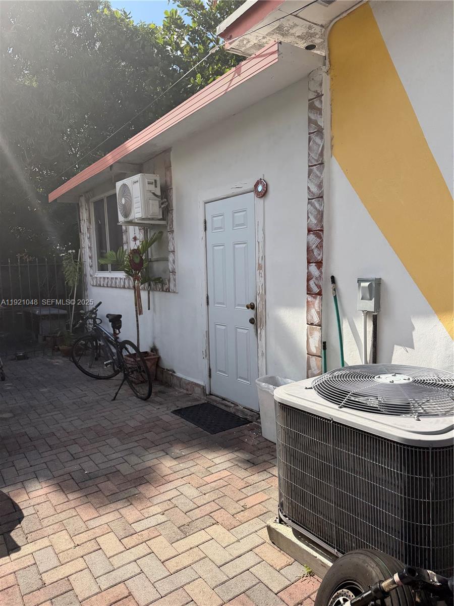 990 Southwest 9th Street Miami, FL 33130 - Photo 12 of 15 a view of house with backyard space and porch