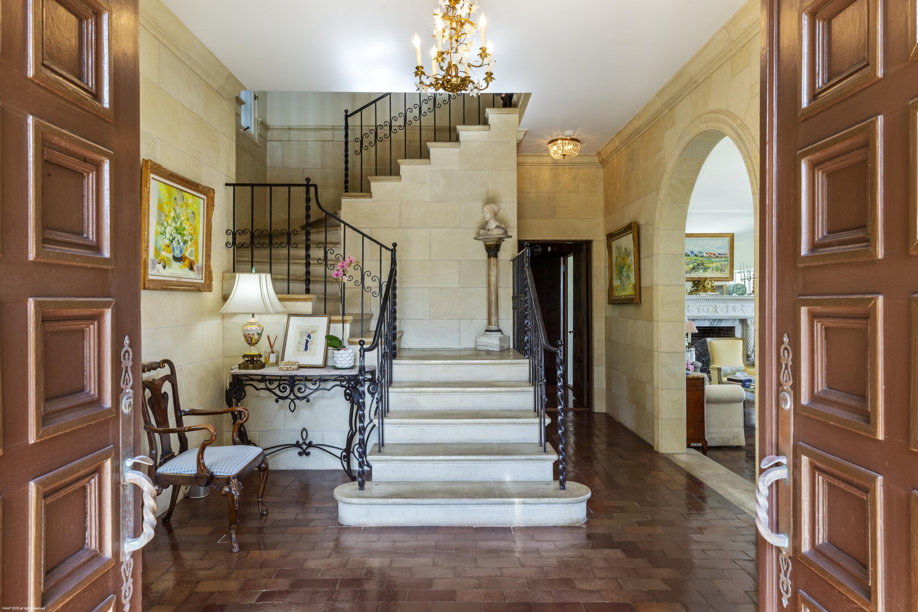 245 Valencia Road West Palm Beach, FL 33401 - Photo 7 of 39 245 Valencia Rd 014