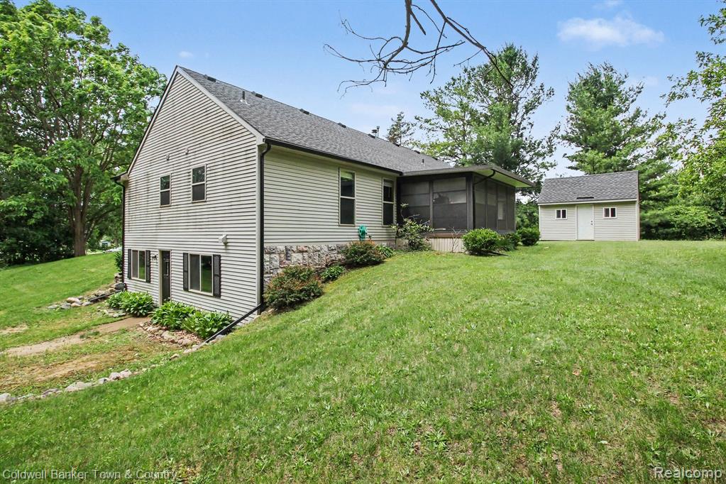 332 Triangle Lake Road Howell, MI 48843 - Photo 3 of 27