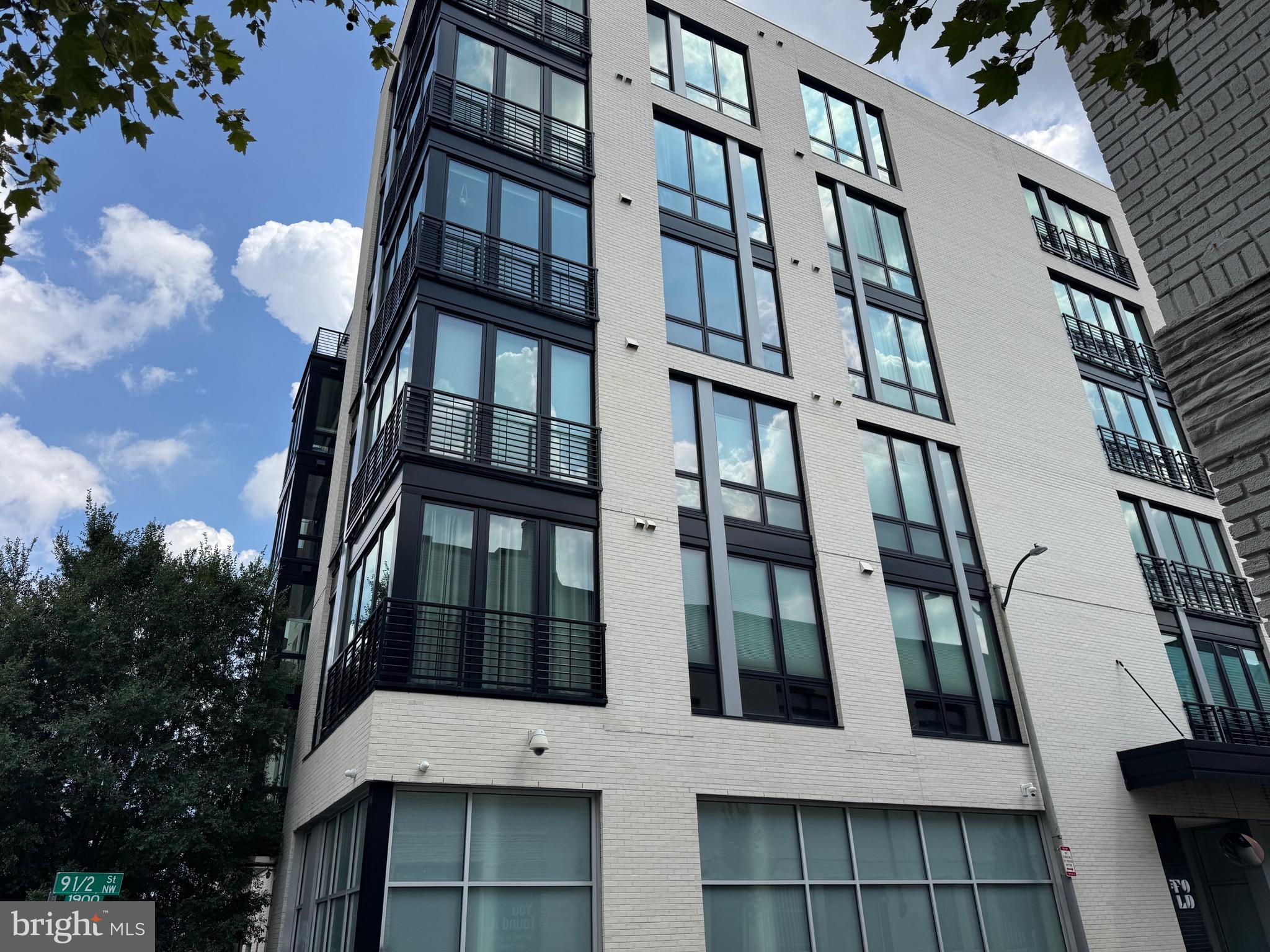 1999-9 1/2 9 1/2 Street Northwest, Unit 303 Washington, DC 20001 - Photo 13 of 14 front view of a building