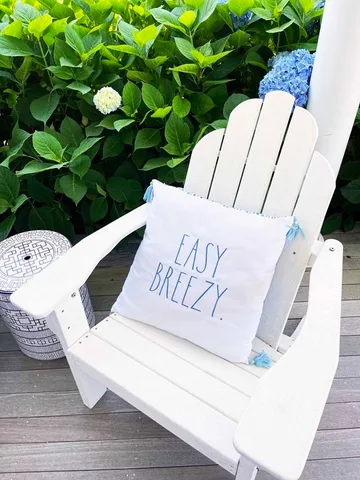 a view of sitting area with chairs