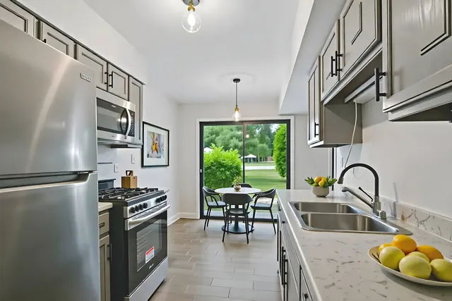 $2,400 | 452 Harrison Court, Vernon Hills, IL 60061