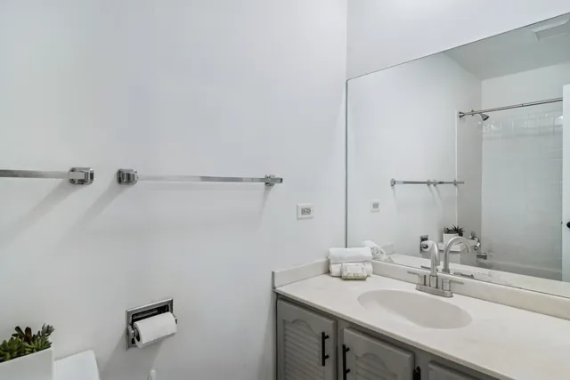 $2,400 | 452 Harrison Court, Vernon Hills, IL 60061