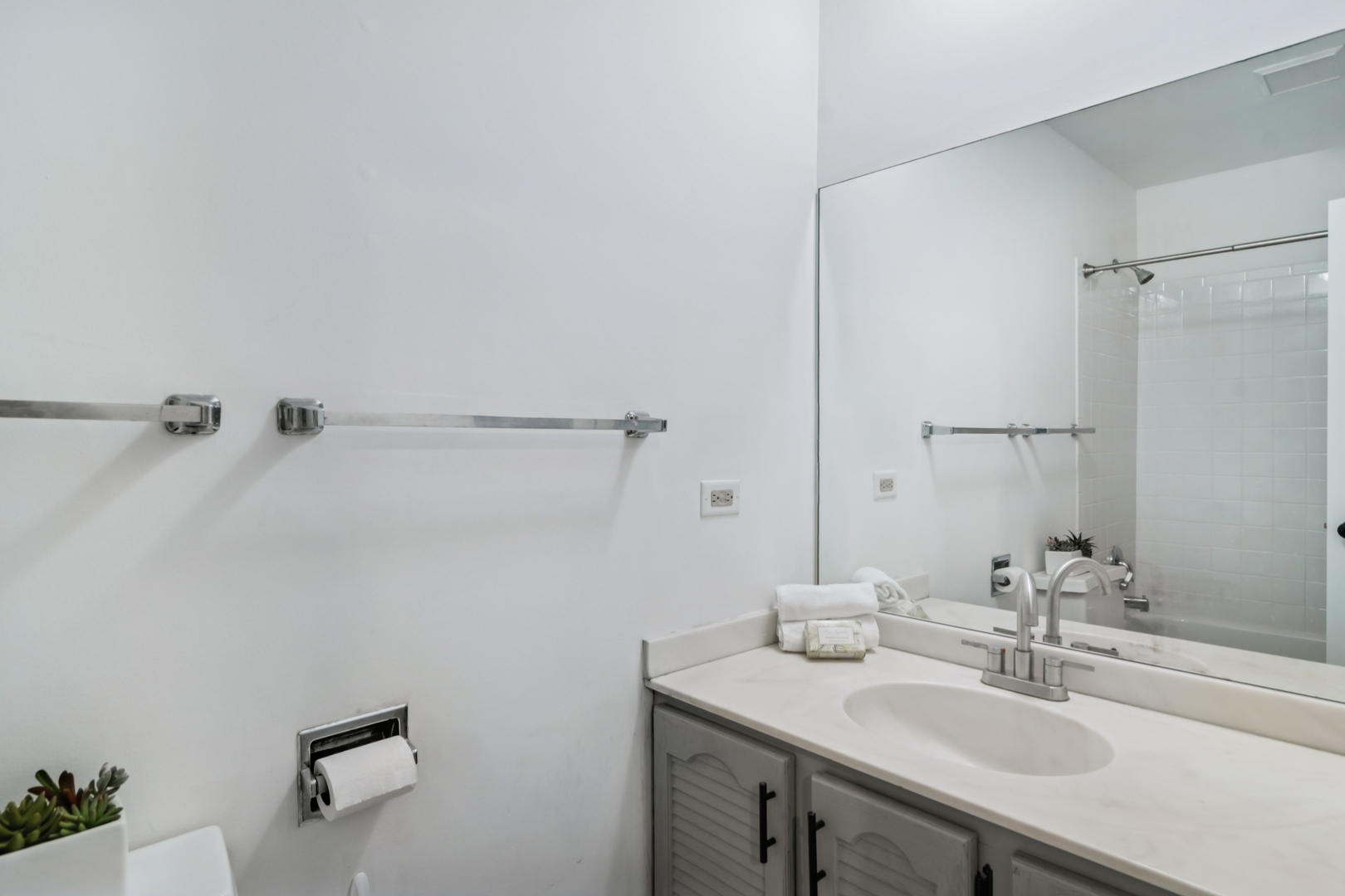 452 Harrison Court Vernon Hills, IL 60061 - Photo 8 of 11 a bathroom with a sink vanity and a mirror