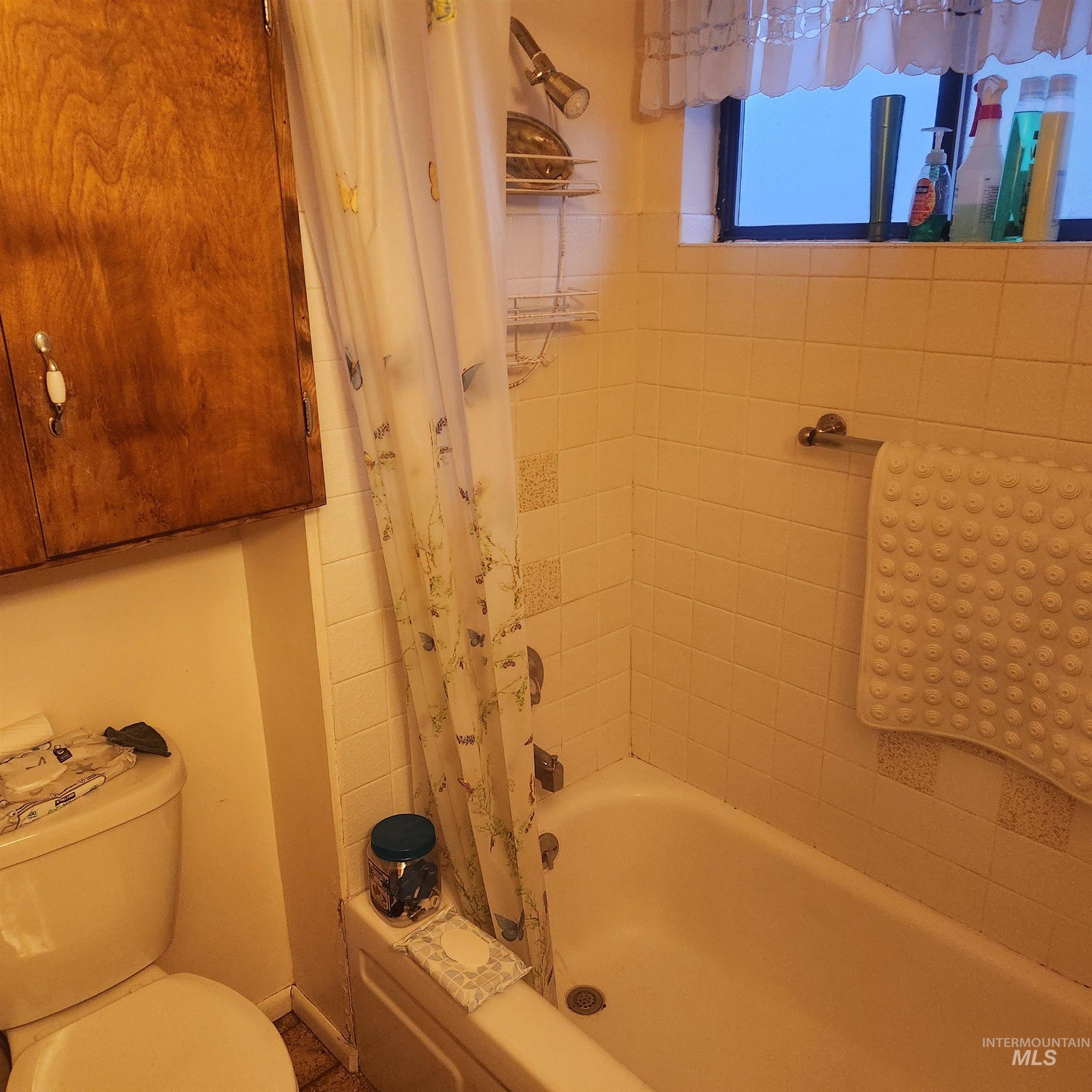 530 California Street Gooding, ID 83330 - Photo 17 of 30 Full bathroom with toilet and shower / bath combination with curtain