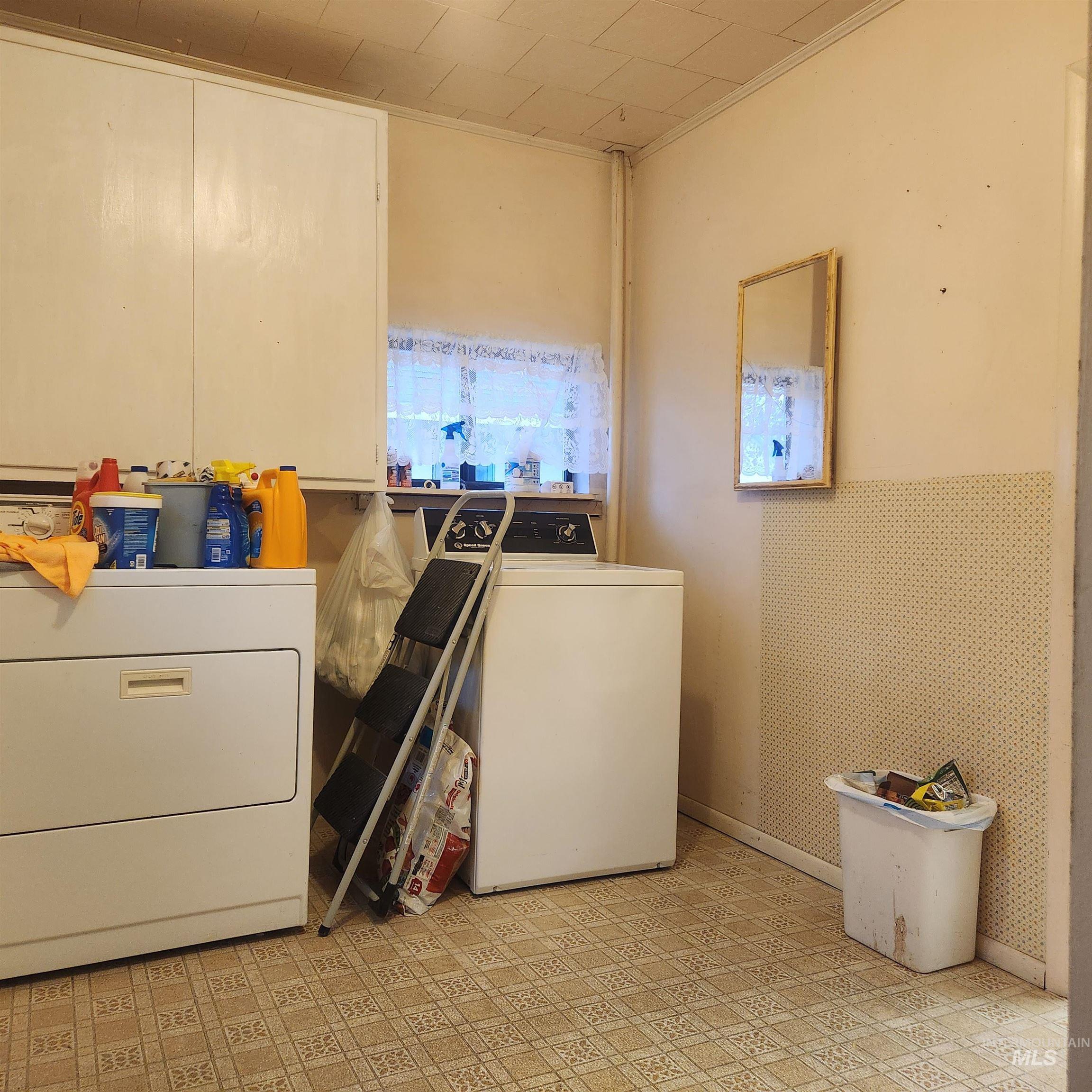 530 California Street Gooding, ID 83330 - Photo 9 of 30 Laundry room featuring light flooring, independent washer and dryer, and wallpapered walls