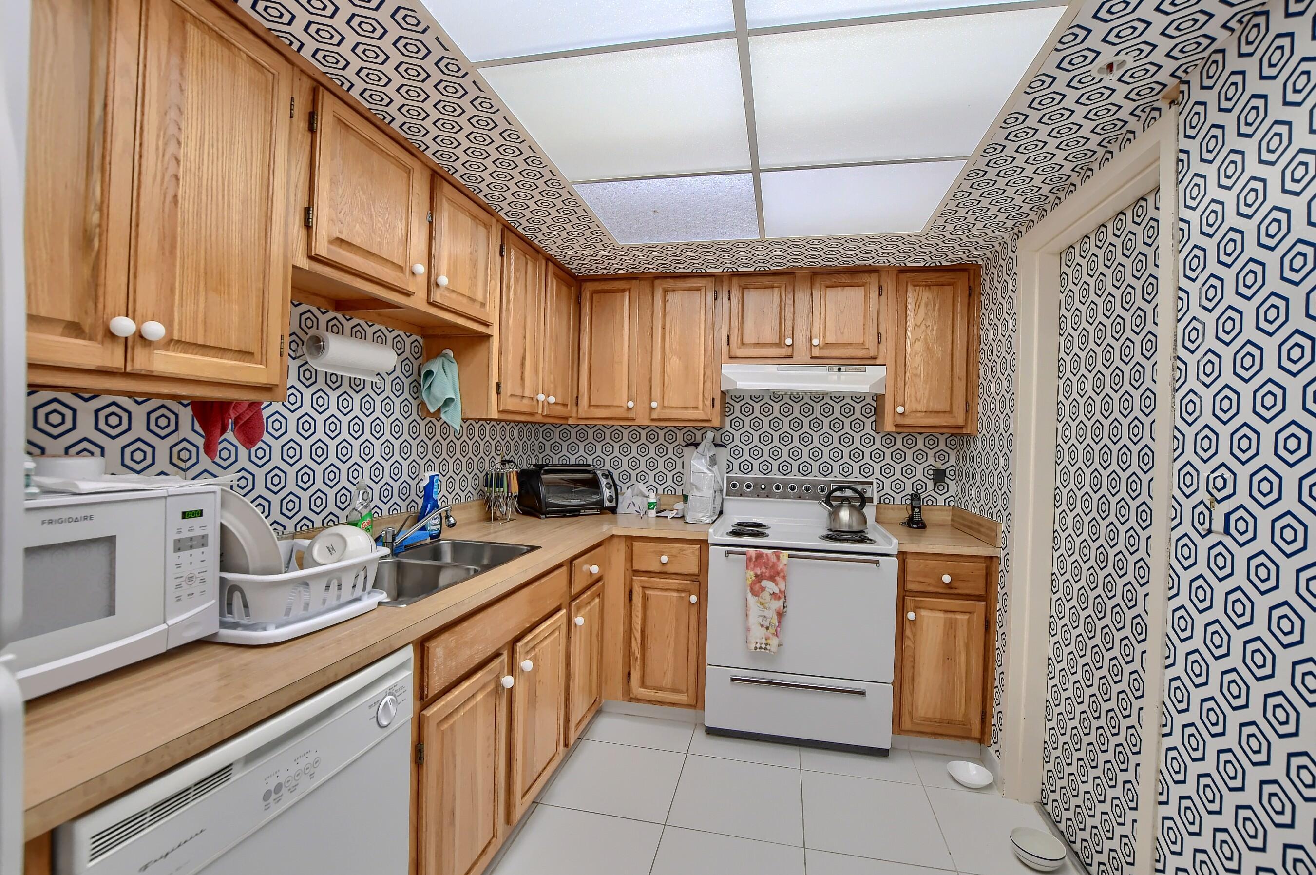 7754 Lakeside Boulevard, Unit 483 Boca Raton, FL 33434 - Photo 4 of 15 Kitchen