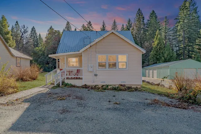 a view of a house with a yard