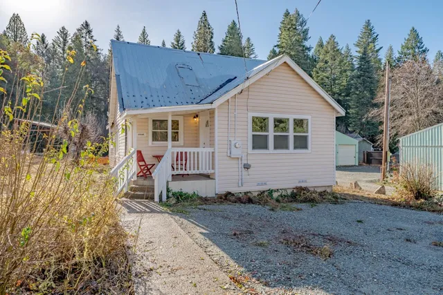 a view of a house with a yard