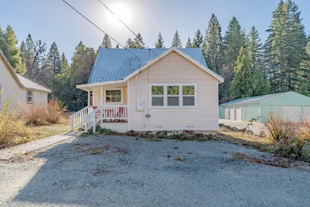 a view of backyard of house
