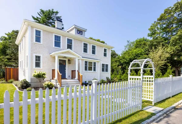 $1,999,000 | 5 Pine Tree Lane, Vineyard Haven, MA 02568