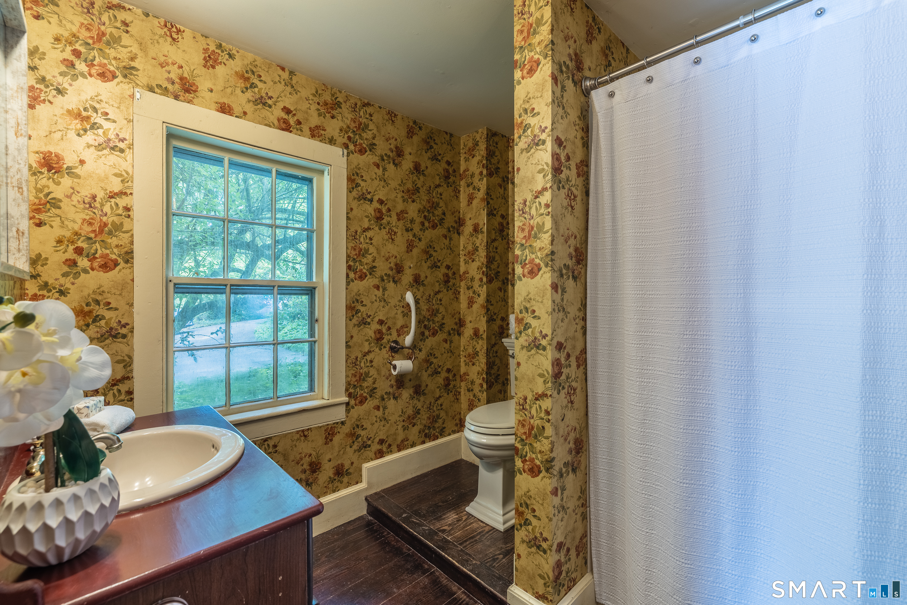 92 Walnut Tree Hill Road Newtown, CT 06482 - Photo 22 of 38 Main Floor Full Bath