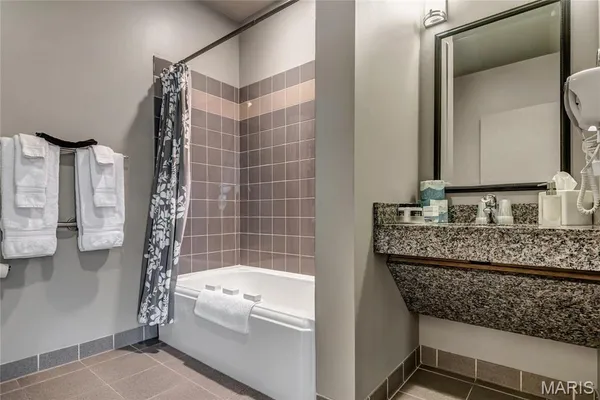 $4,795 | 8025 Maryland Avenue, Unit 3D, St. Louis, MO 63105