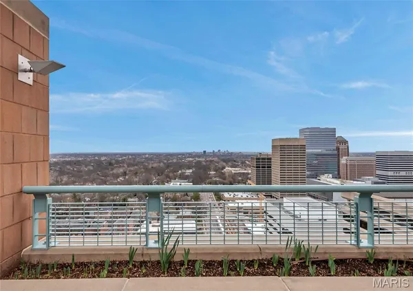 $4,795 | 8025 Maryland Avenue, Unit 3D, St. Louis, MO 63105