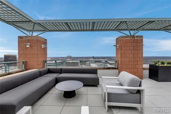 $4,795 | 8025 Maryland Avenue, Unit 3D, St. Louis, MO 63105