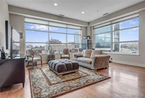 $4,795 | 8025 Maryland Avenue, Unit 3D, St. Louis, MO 63105