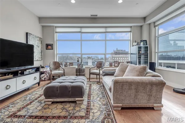 $4,795 | 8025 Maryland Avenue, Unit 3D, St. Louis, MO 63105