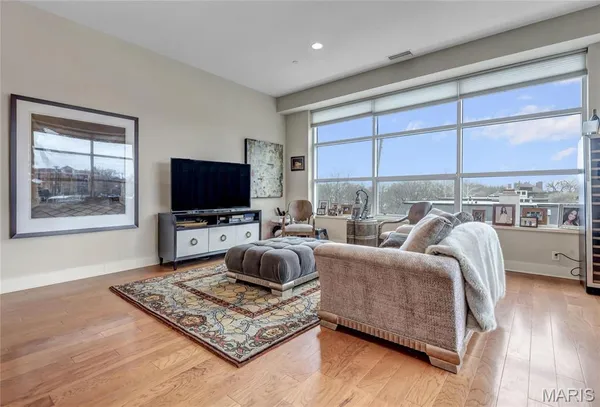 $4,795 | 8025 Maryland Avenue, Unit 3D, St. Louis, MO 63105