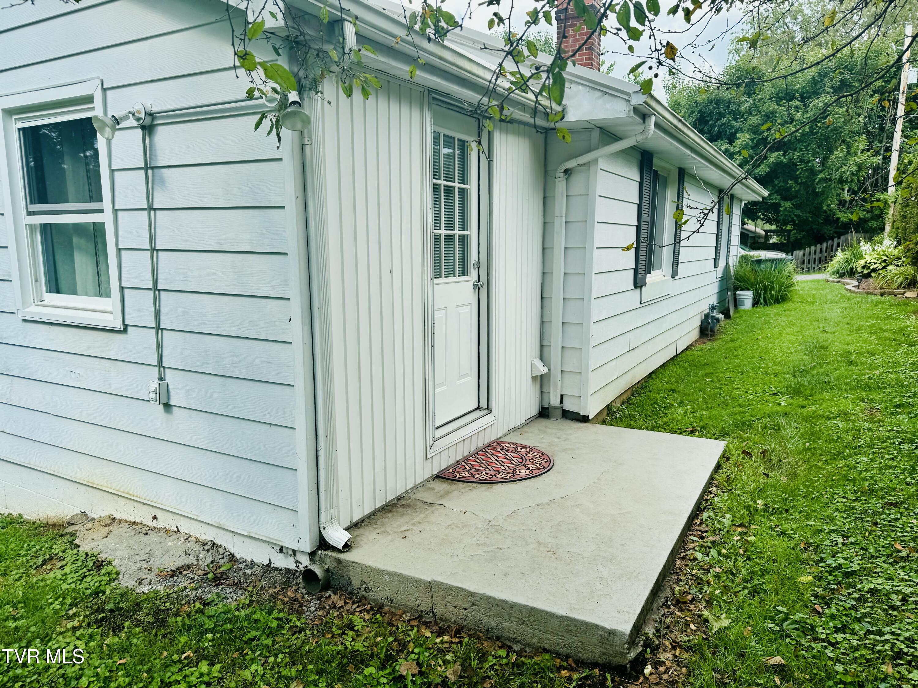 213 Campbell Street Southwest Abingdon, VA 24210 - Photo 23 of 28 IMG_0329