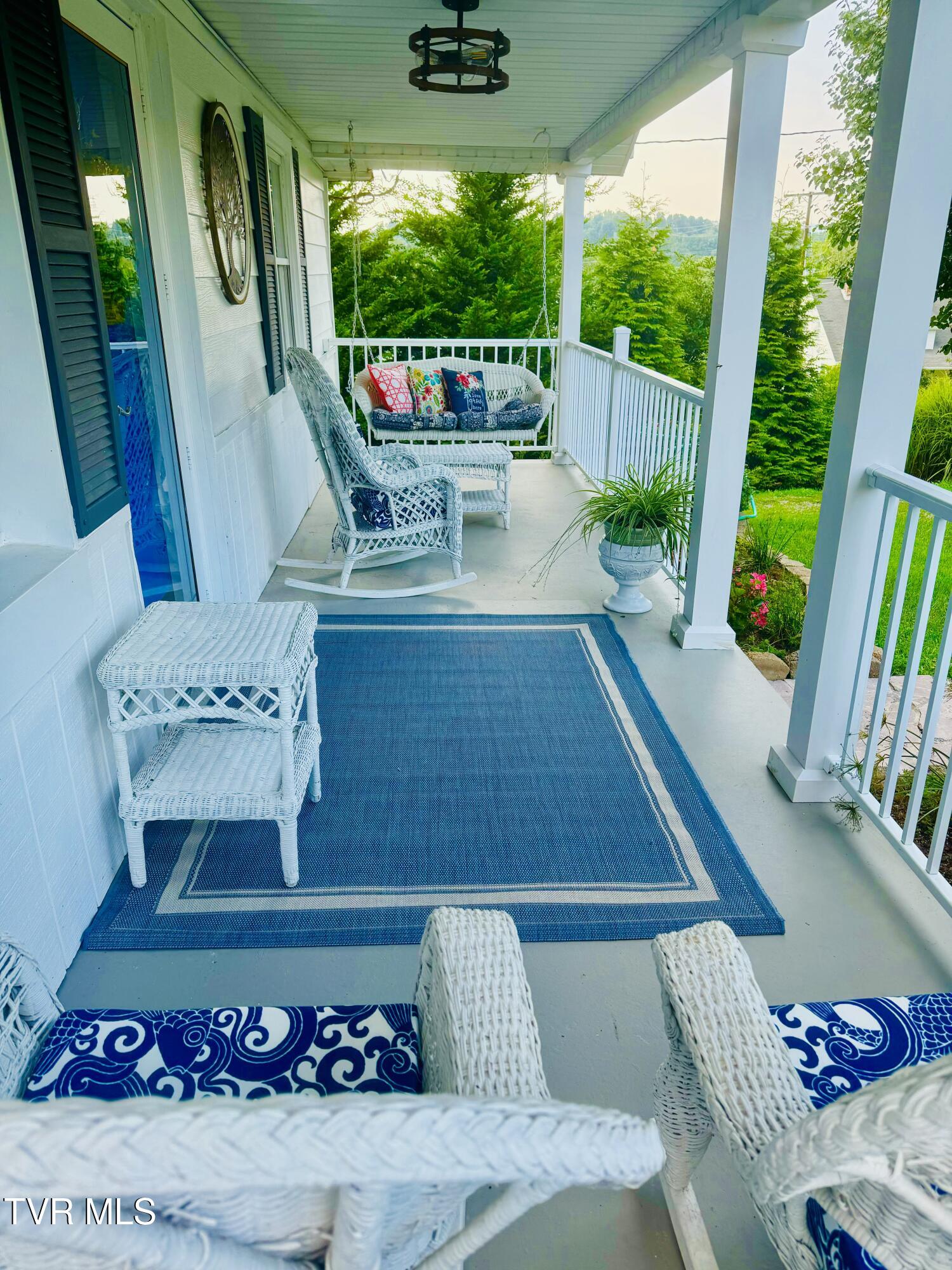 213 Campbell Street Southwest Abingdon, VA 24210 - Photo 3 of 28 IMG_5476