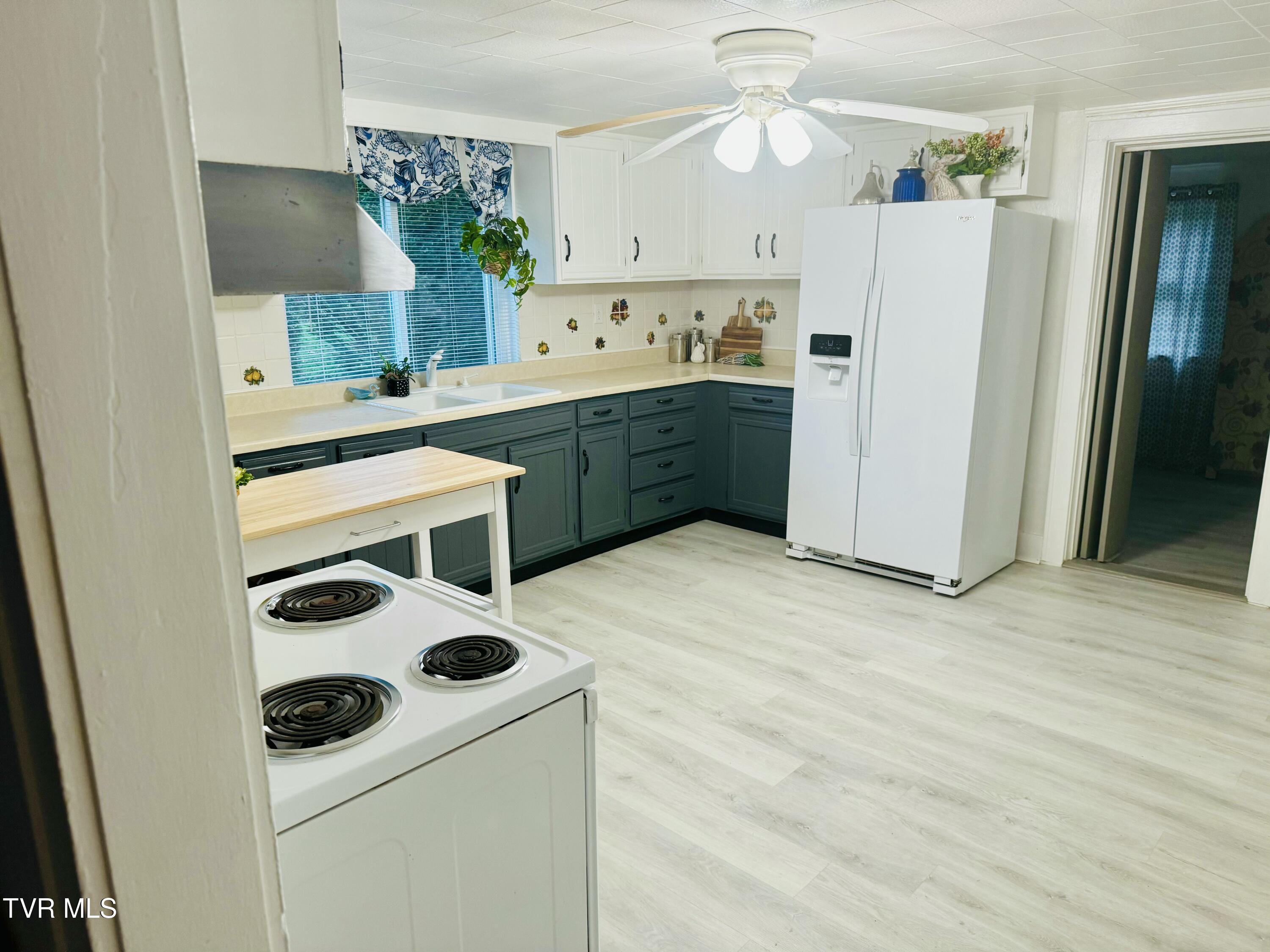 213 Campbell Street Southwest Abingdon, VA 24210 - Photo 8 of 28 IMG_0266