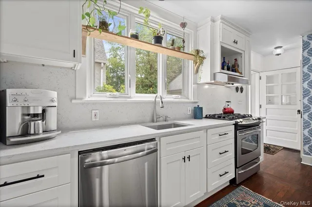 $1,445,500 | 400 Manor Ridge Road, Pelham, NY 10803